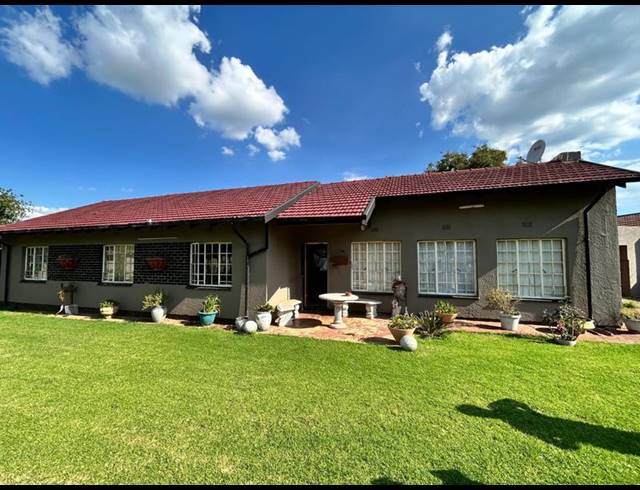 3 BEDROOM HOUSE FOR SALE IN DERSLEY